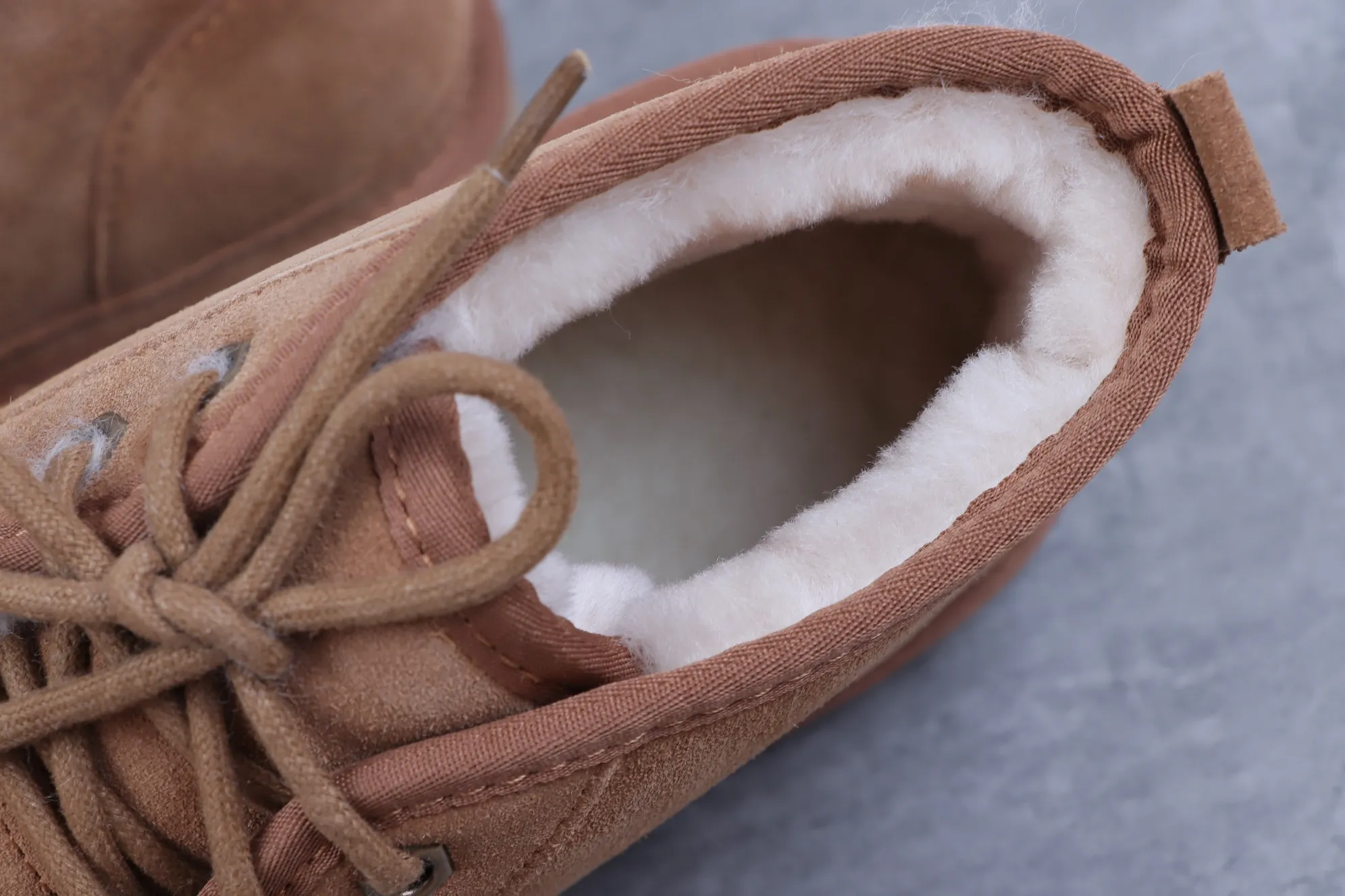 💰520 UGG sheepskin integrated snow boots 3236 maroon M Neumel Product description: As an extension of the classic series, the classic lightweight series has a low-key outsole and upper inspired by classic styles, showing the comfort and luxury of UGG. Upper: cow leather, soft suede upper. Insole: 17mm UGGpure™ wool cushioning foam insole. Sole: Treadlite by UGG™ Light wing technology outsole - non-slip, cushioning, wear resistance, and good elasticity Heel: Brand LOGO on the side Size: 39 40 41 42 43 44 45